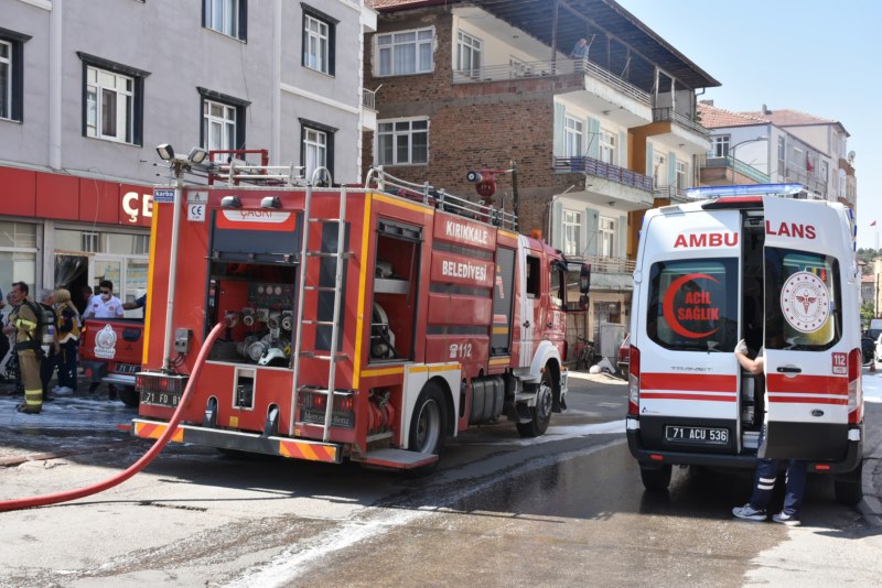 5 katlı binada çıkan yangında anne ve 3 çocuğu dumandan etkilendi