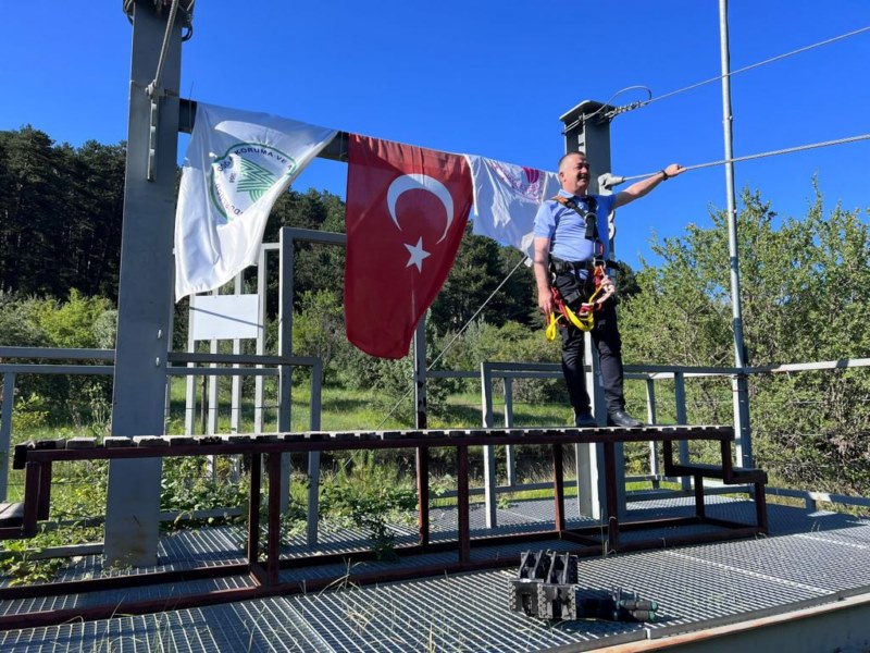 Ilgaz Belediye Başkanı, zipline yaparak turistleri Yıldıztepe Turizm Merkezi'ne davet etti