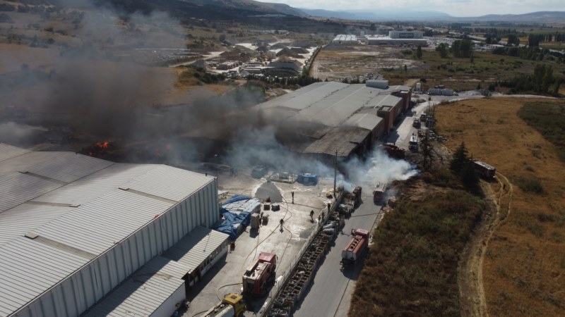 Palet fabrikasında başlayıp depoya sıçrayan yangına müdahale ediliyor