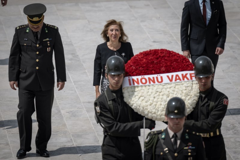 Lozan Barış Antlaşması'nın 100'üncü yılında Anıtkabir ziyareti