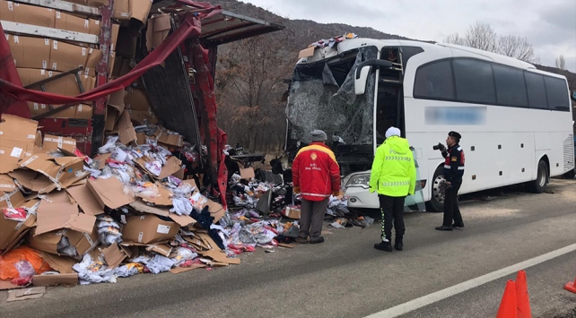 Yolcu otobüsü ile tırın çarpışması sonucu 22 kişi yaralandı