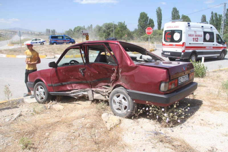 İki oto kavşakta çarpıştı; 3 kişi yaralandı