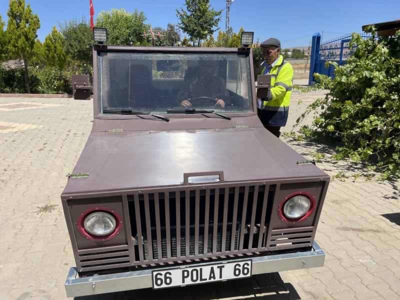 Hurdadan aldığı otomobili yük taşıma aracına dönüştürdü