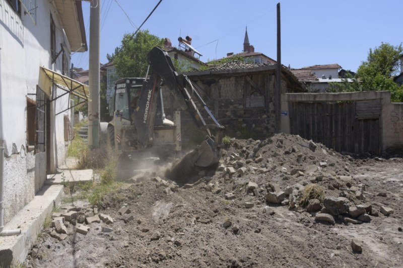 Altyapı ve yol çalışmaları sürüyor