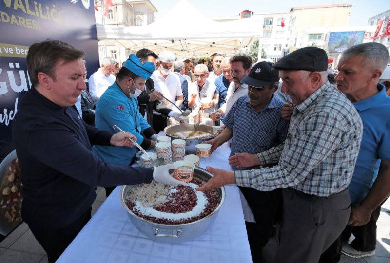 Vali Aydoğdu, vatandaşlara aşure ikram etti