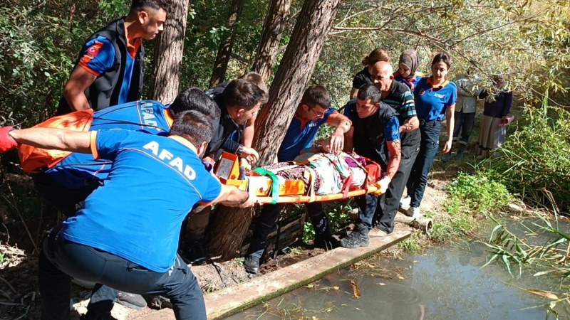 Dere yatağına düşen kadını AFAD ekipleri çıkardı