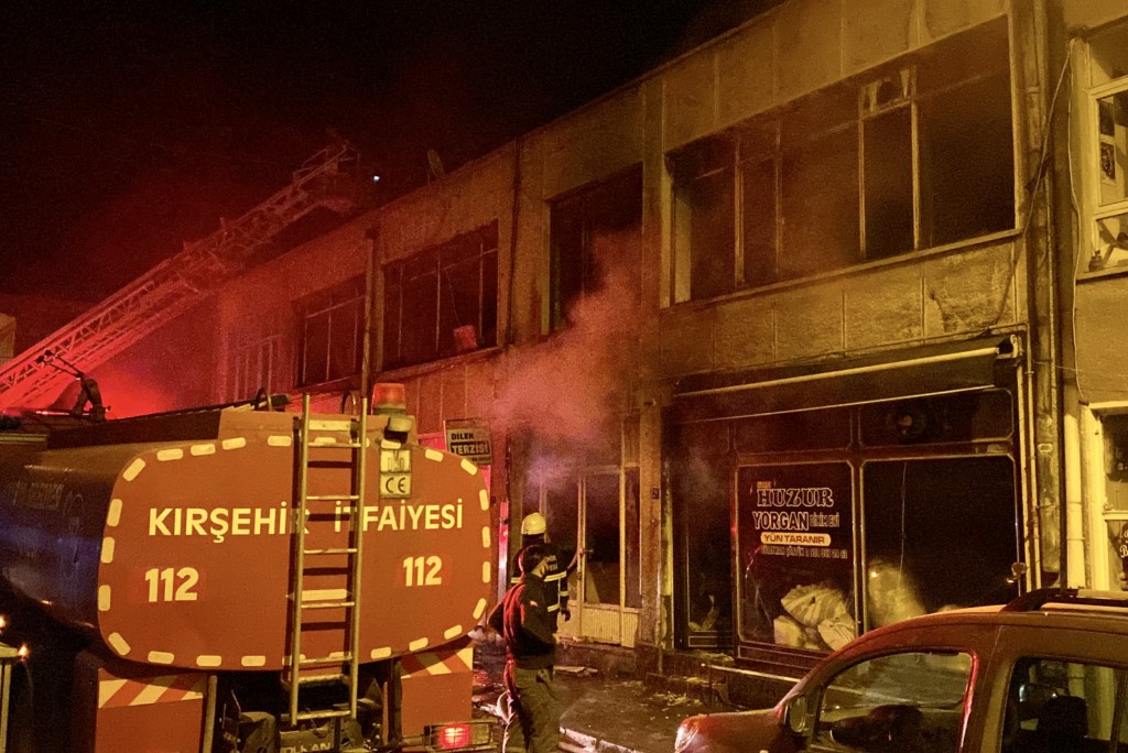 İş hanında çıkan yangında 9 iş yeri zarar gördü