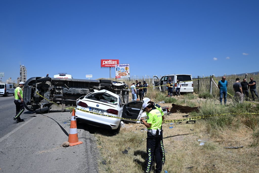 3 aracın karıştığı zincirleme trafik kazasında 1 kişi öldü, 8 kişi yaralandı