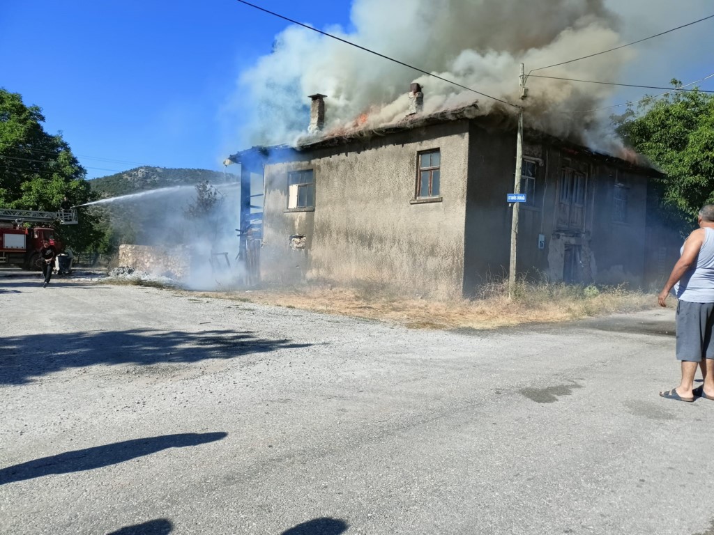 Konya'da çıkan yangında ev kullanılamaz hale geldi