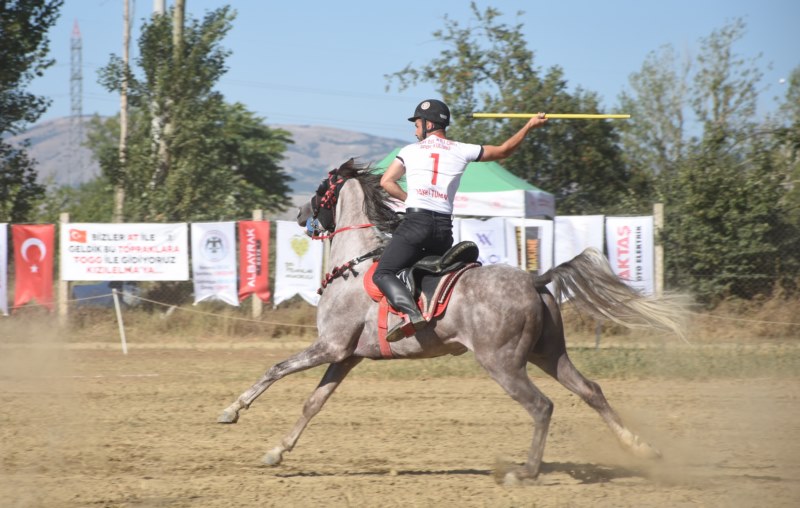 Cirit müsabakası ve atlı okçuluk gösterisi yapıldı