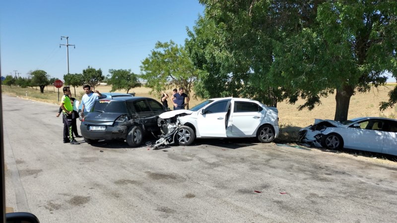 Zincirleme trafik kazasında 3 kişi yaralandı