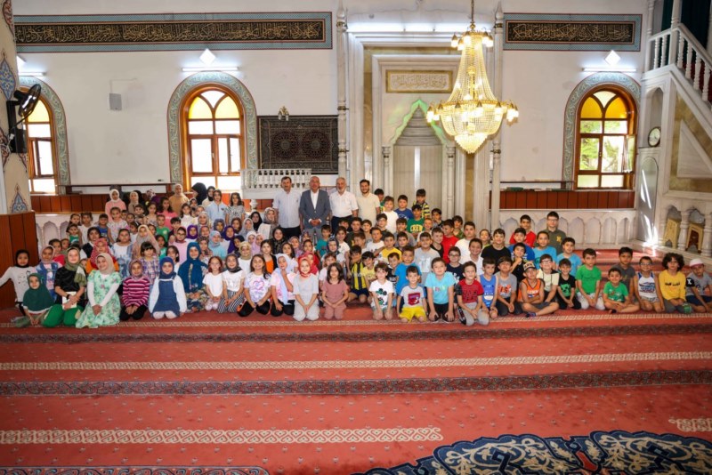 Kuran kursu talebelerine namaz ve dua kitabı hediye edildi