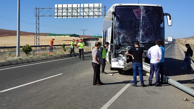 Yolcu otobüsüyle kamyonetin çarpıştığı kazada 3 kişi yaralandı