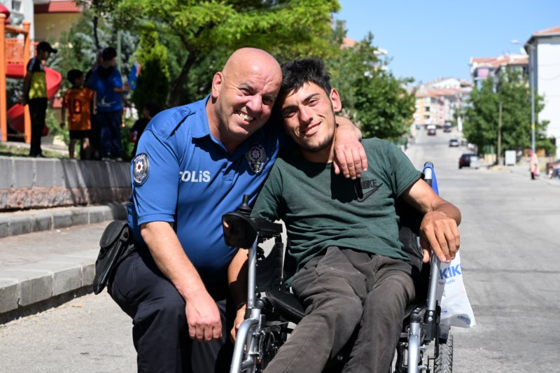 Polis memuru, engelli gençle buluştu