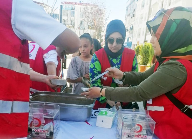 Türk Kızılayı aşure dağıttı