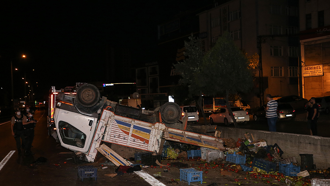 Kamyonetle otomobilin çarpışması sonucu 1 kişi öldü, 5 kişi yaralandı