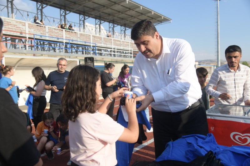 Başkan Oğuz, yaz spor okulundaki çocukları ziyaret etti