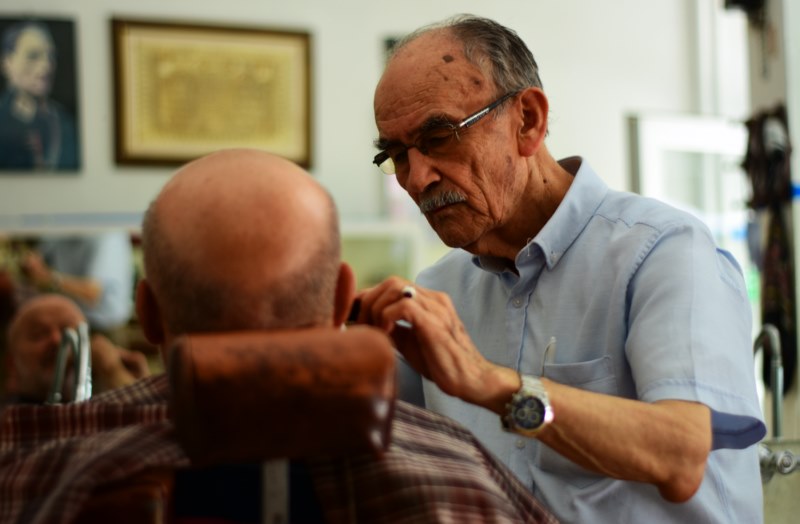 Çırak olarak başladığı berberliği 66 yıldır sürdürüyor