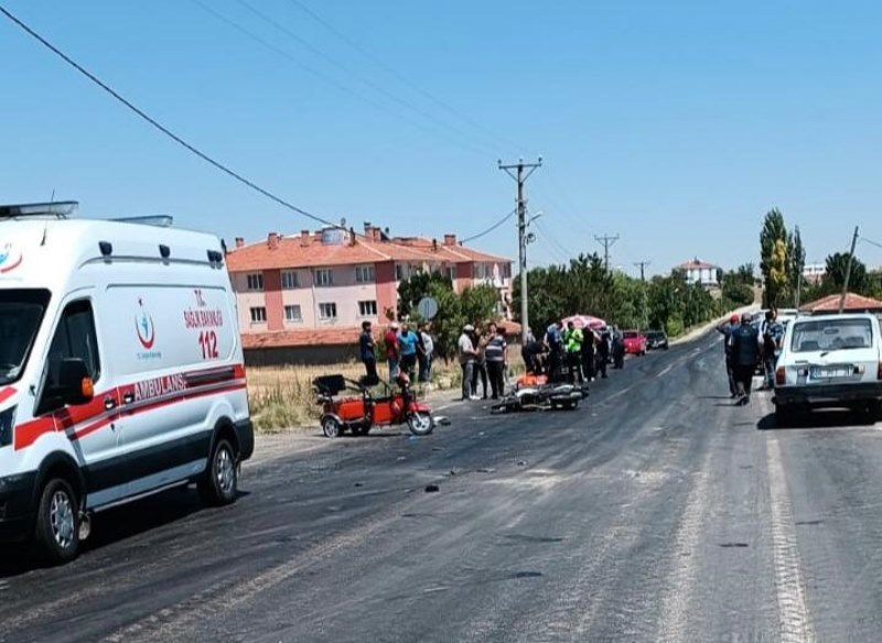 Motosikletin otomobil ve akülü araca çarptığı kazada 2 kişi yaralandı