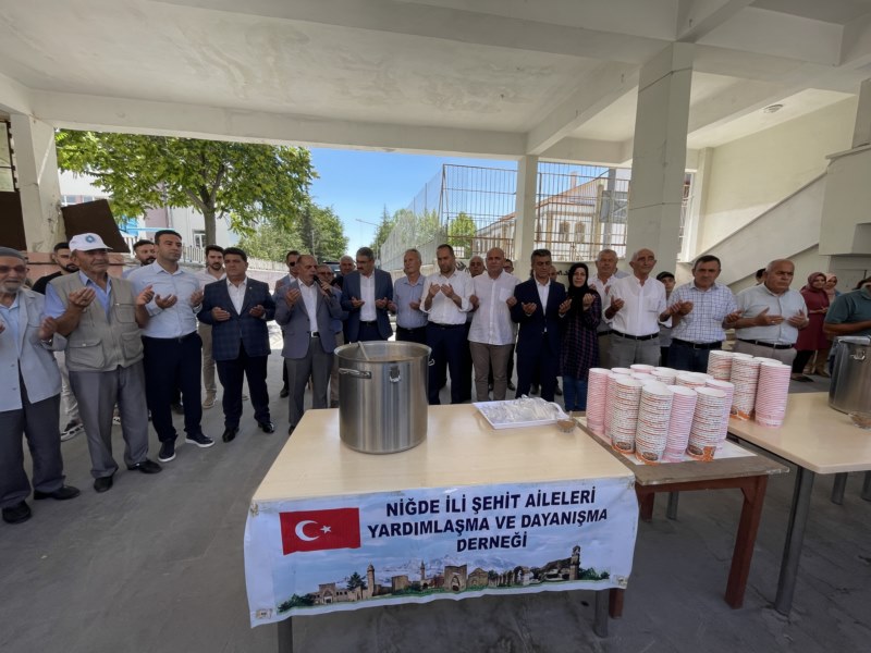 Şehitler için aşure dağıtıldı