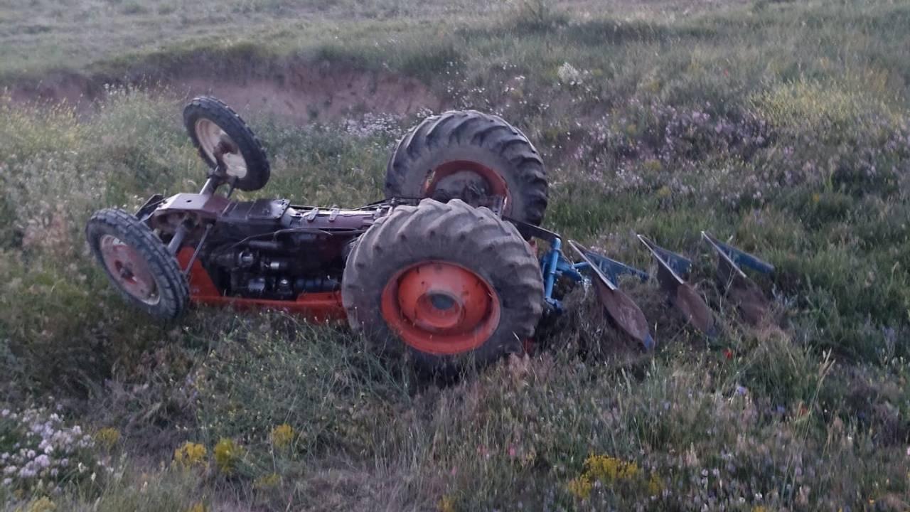 Devrilen traktörün sürücüsü yaşamını yitirdi