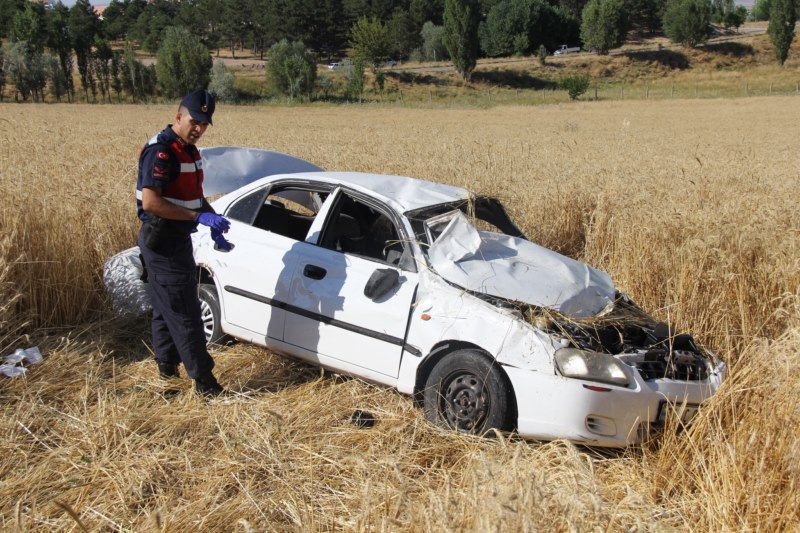 Takla atan otomobildeki iki kişi yaralandı