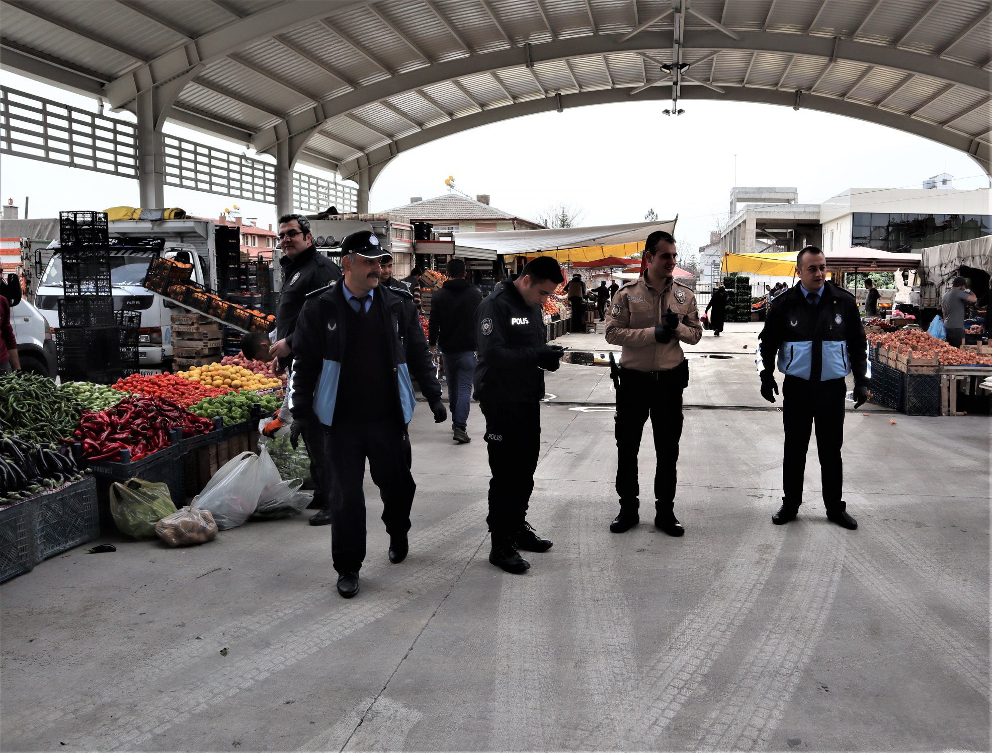 Halk pazarında koronavirüs tedbirleri