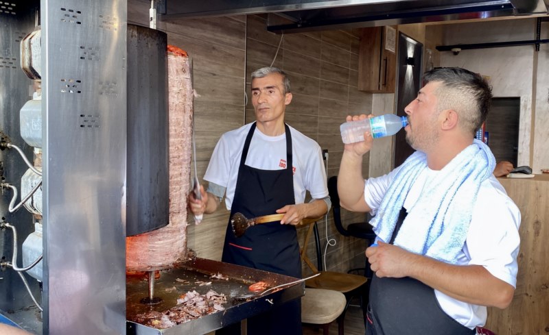 Ateş başında çalışan esnaf bunaltıcı sıcaklarda mesai yapıyor