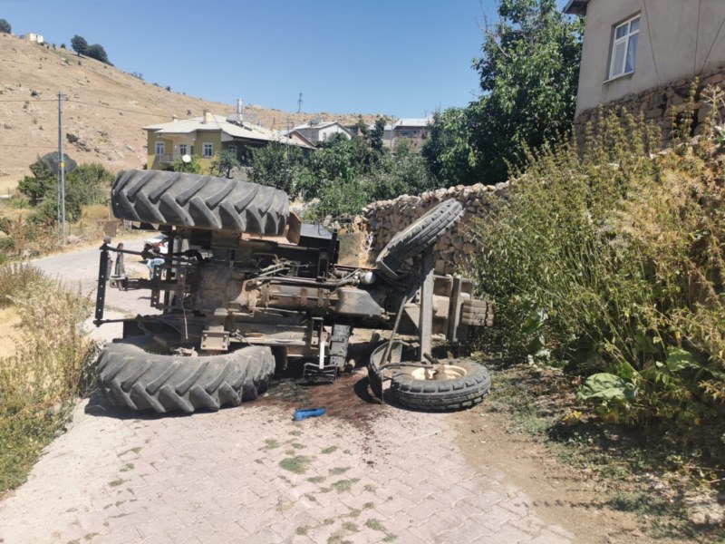 Devrilen traktörün altında kalan kadın öldü