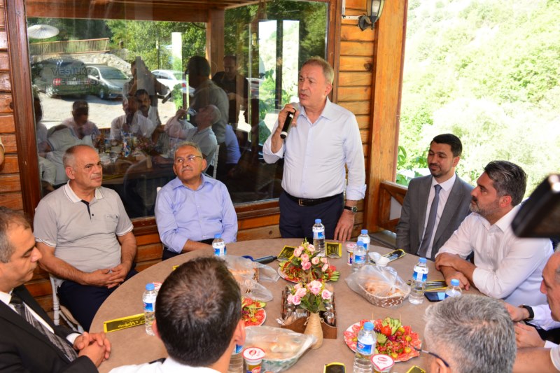 Hulusi Akar, Yahyalı'da muhtarlarla bir araya geldi