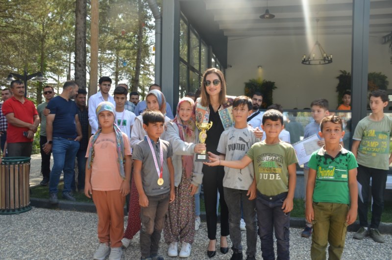 Kur'an kursundaki yarışmada dereceye giren öğrencilere ödülleri verildi