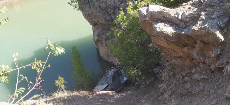 Uçuruma yuvarlanan araçtaki kişi akarsuda boğuldu