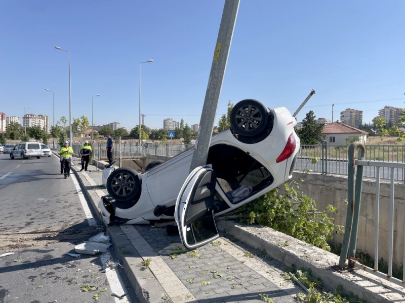 Elektrik direğine çarpan otomobilin sürücüsü yaralandı