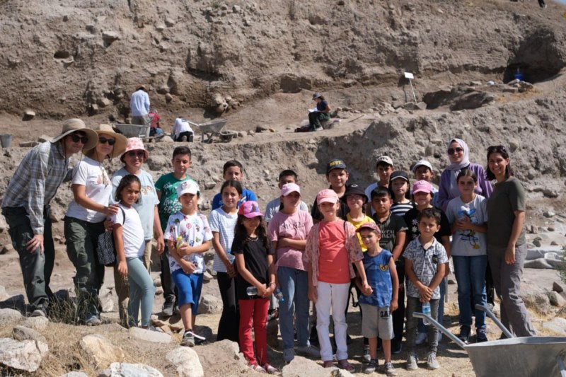 Öğrenciler Çadır Höyük kazılarını inceledi