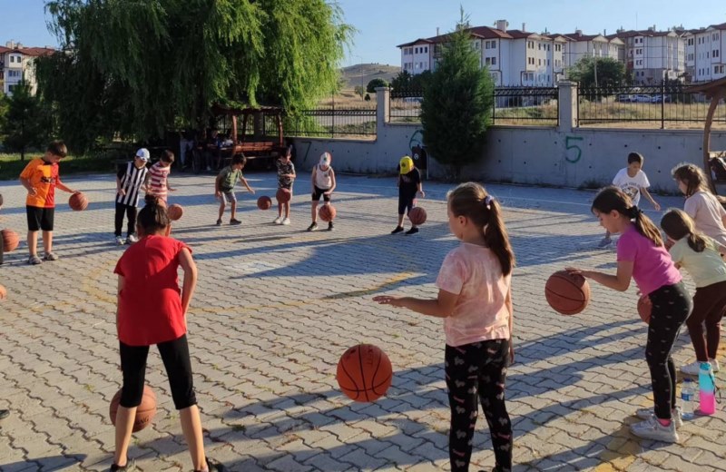 Yaz spor okullarına binin üzerinden öğrenci katılıyor