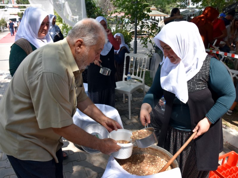 Belediye tarafından vatandaşlara aşure ikram edildi