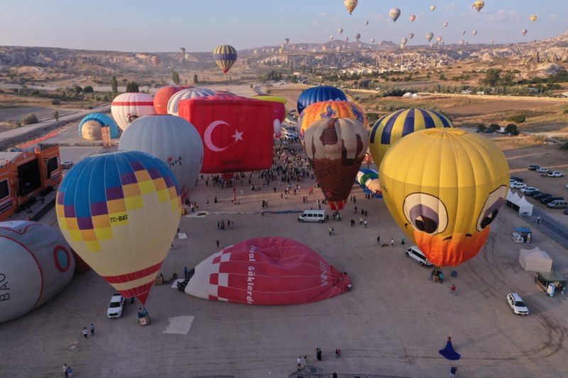 Kapadokya semaları figürlü balonlarla renklendi