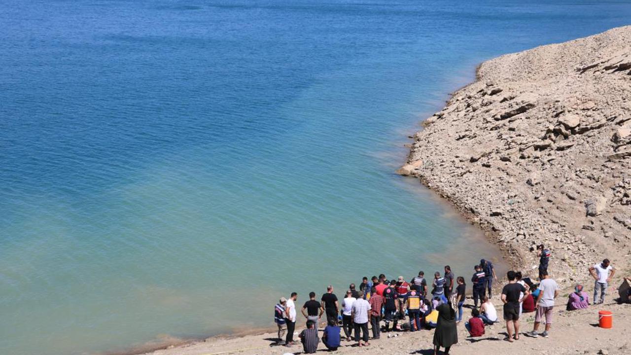 Serinlemek için baraj gölüne giren çocuk boğuldu