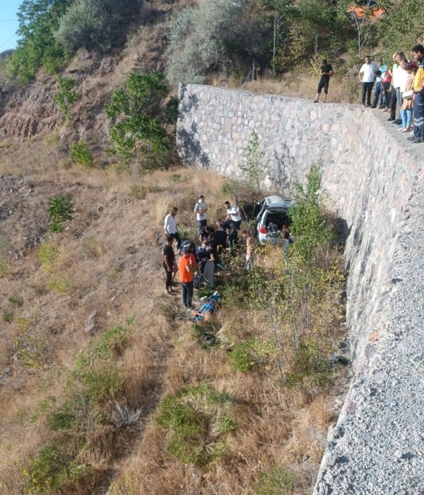 Şarampole devrilen otomobildeki 7 kişi yaralandı