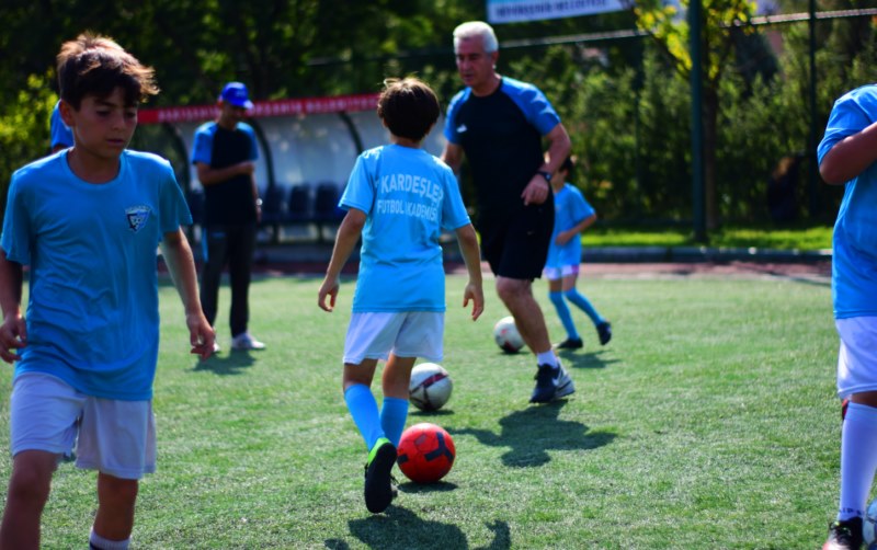 Eski futbolcu Türkmengil kardeşler geleceğin sporcularını yetiştiriyor