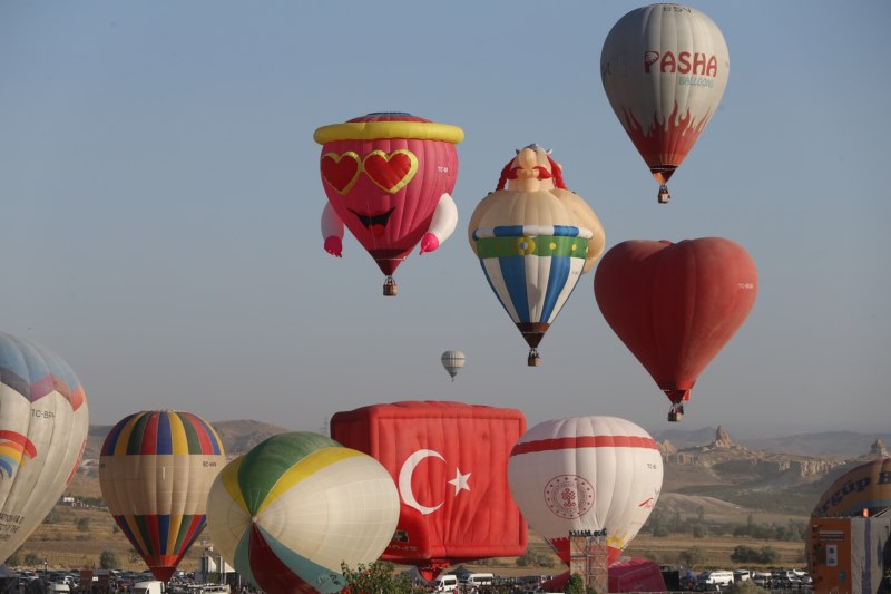 Figürlü sıcak hava balonları Kapadokya’da peribacaları üzerinde süzüldü