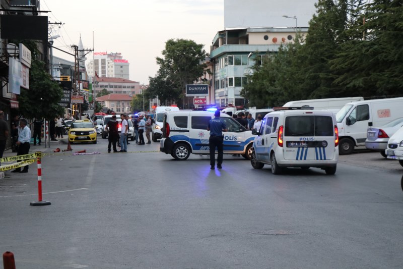 Kıraathaneye yapılan silahlı saldırıda 1'i polis 2 kişi yaralandı