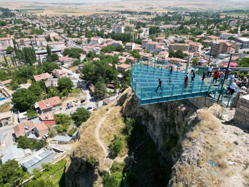 Kayalıklar üzerinde doğanın içinde bir cam teras