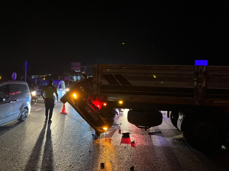 Tırla çarpışan otomobildeki 2 kişi yaralandı