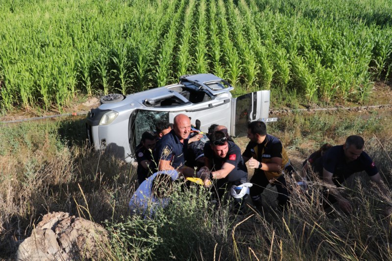 Mısır tarlasına devrilen hafif ticari araçtaki 2 kişi yaralandı