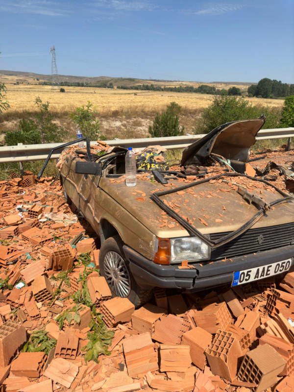 Tırdan üzerine tuğla paletleri düşen otomobildeki 2 kişi yaralandı