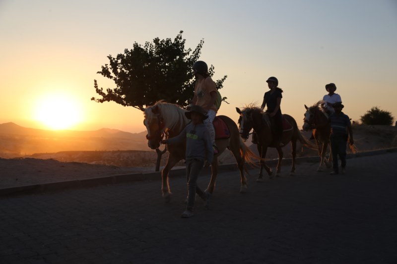 Turistler sıcak havaya rağmen gün batımı keyfinden vazgeçmiyor