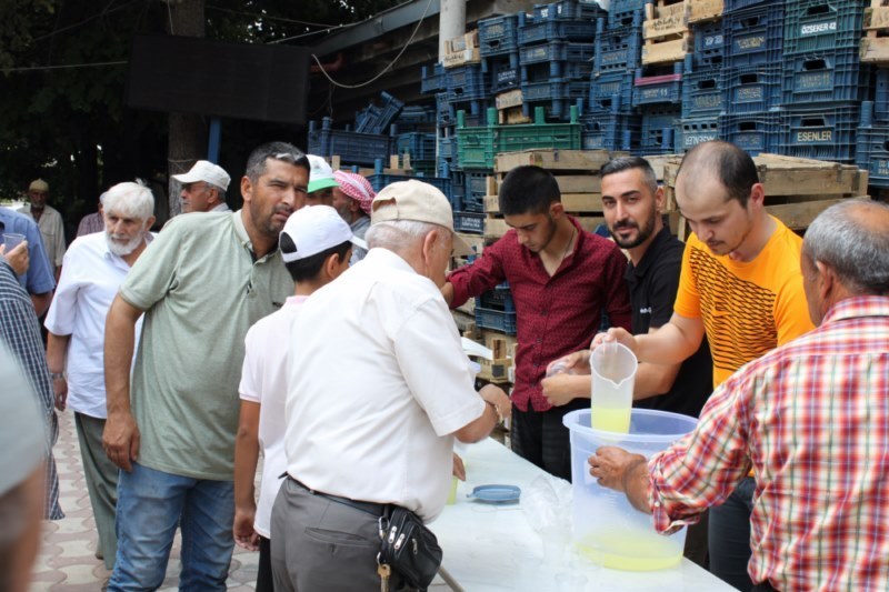 Sıcakta vatandaşlara limonata ikramı