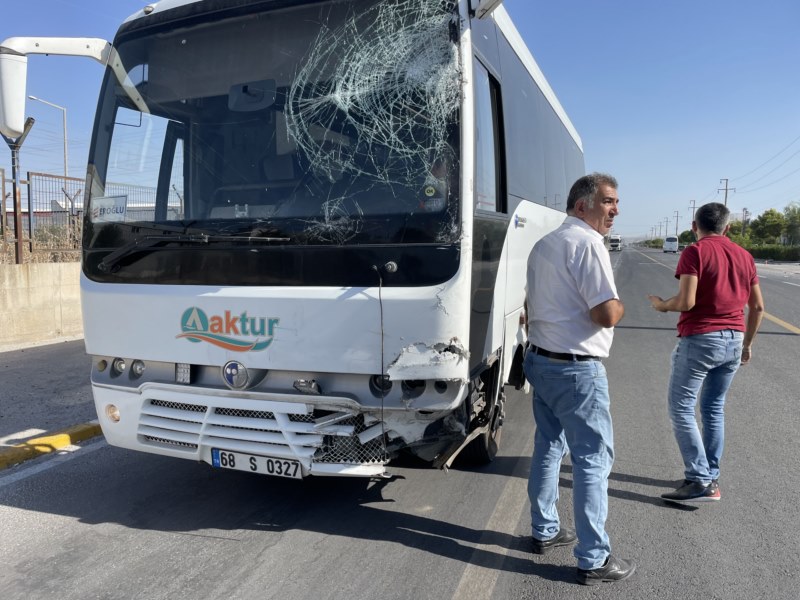 İşçi servisleri çarpıştı, 13 kişi yaralandı