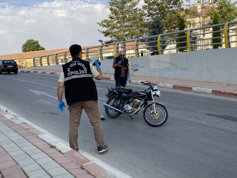 Aydınlatma direğine çarpan motosikletteki 1 kişi öldü, 1 kişi yaralandı